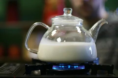 В стеклянный чайник налили холодную воду