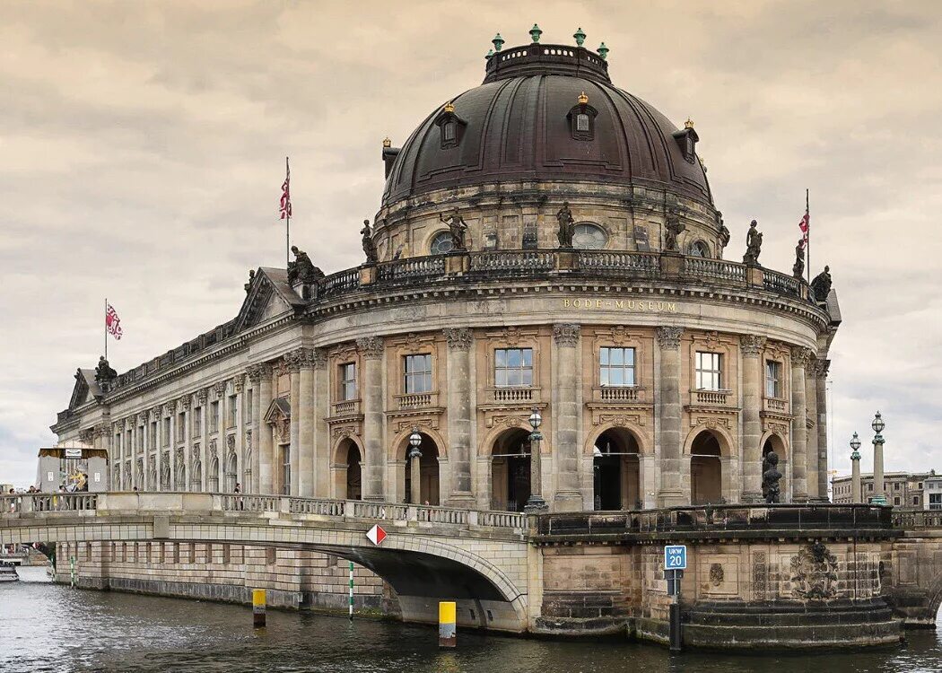 Берлин арсенал. Музейный остров музей боде. bode museum в берлине. музей боде в берлине внутри. музей вильгельма фон боде.