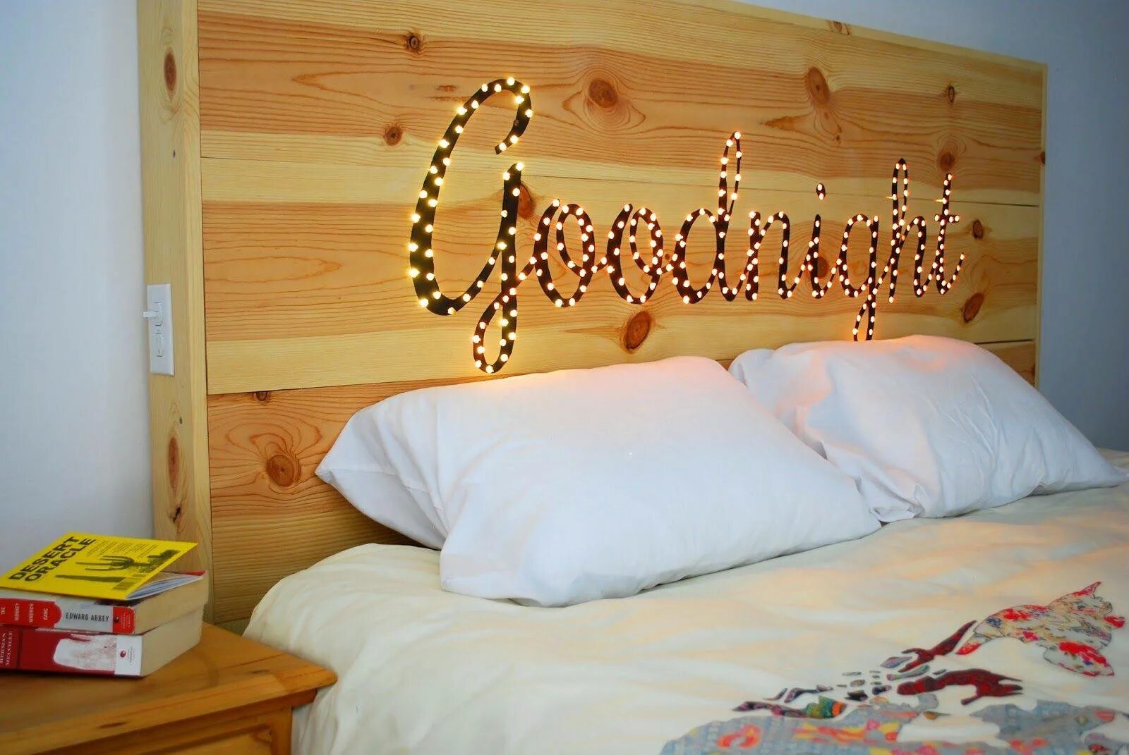 Изголовье кровати из дерева. Украшения для кровати. Декор кровати. Декор деревянной кровати. Гирлянда над кроватью в спальне.