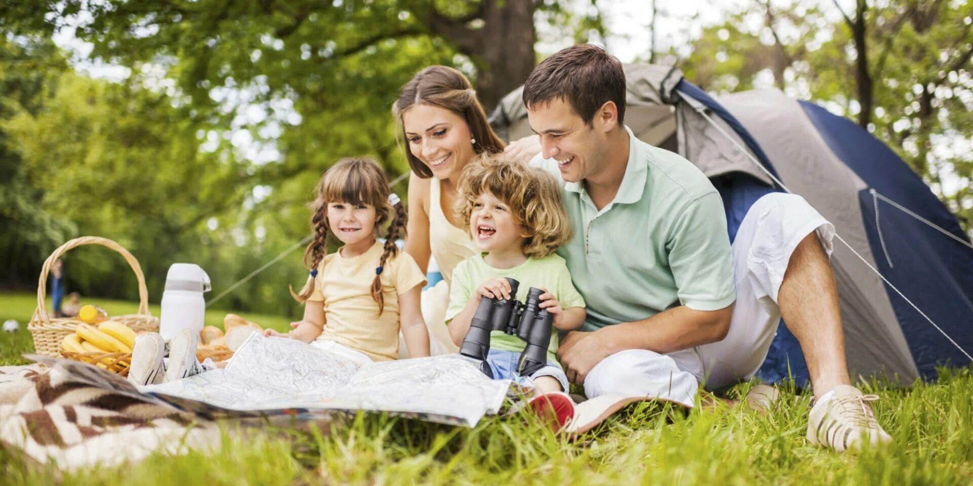 Camping with dad. Семья на пикнике. Семейный пикник на природе. Отдых на природе. Счастливая семья на природе.