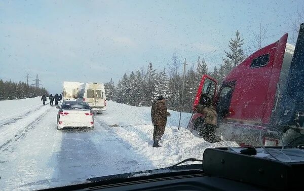 Бустан нягань. Авария 28 января 2021 юнъюгань. Авария на трассе нягань приобье. Чп нягань. Чп нягань.