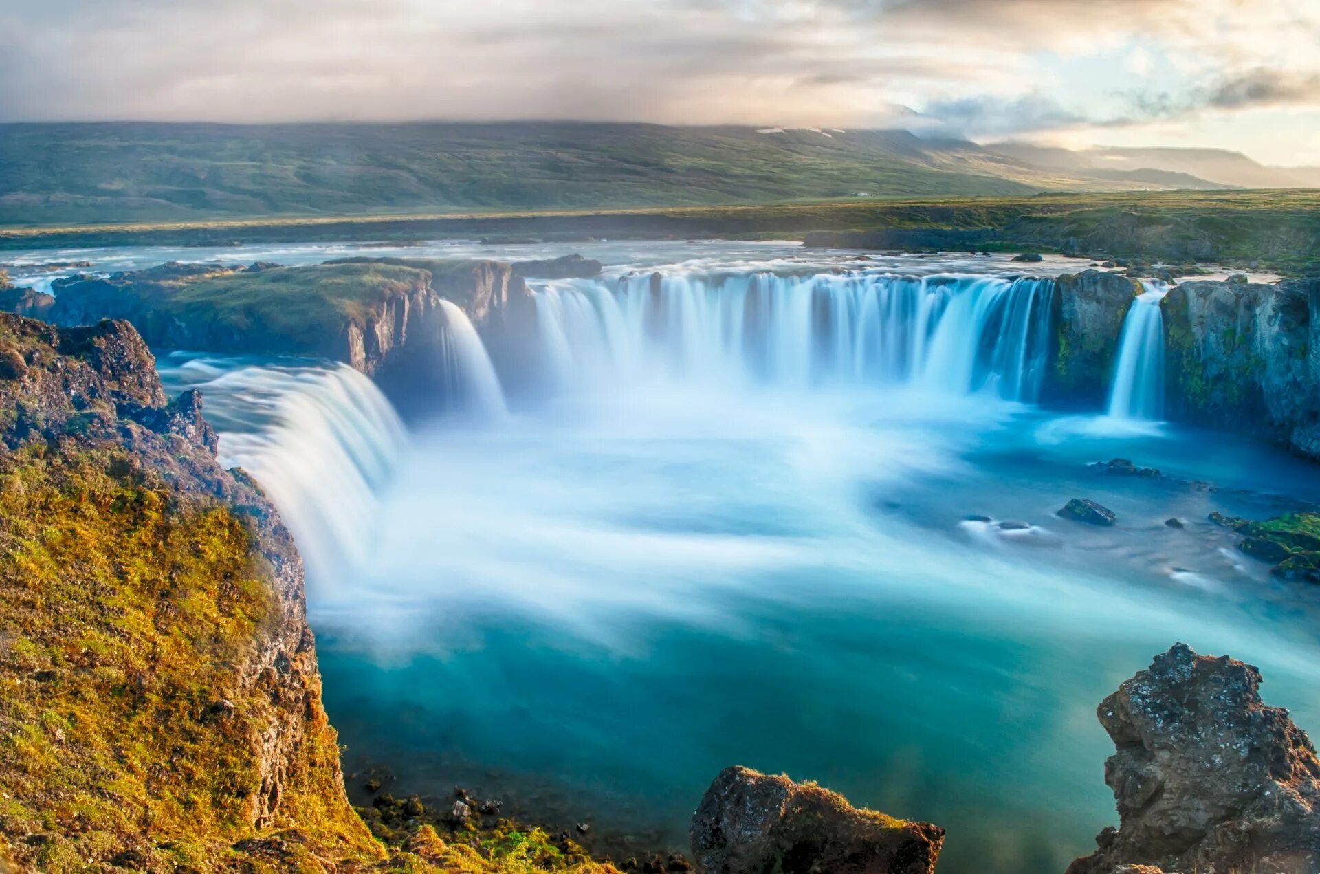 Водопад Годафосс, Исландия. Водопад Ниагара. Водопады Игуасу 2560. Хайфорс водопад.