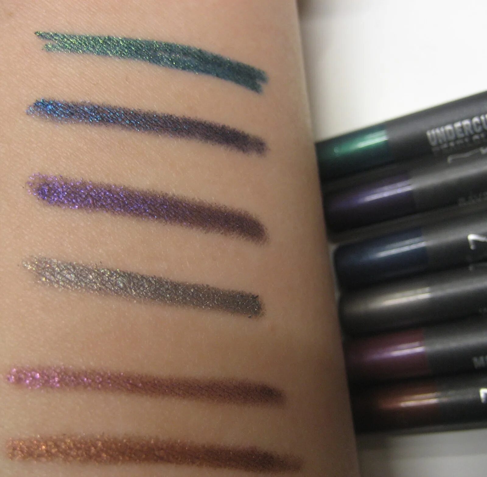 Mac eye. Mac prunella карандаш. mac eye kohl prunella. mac eye kohl свотчи. mac eye kohl eyeliner pencil prunella.