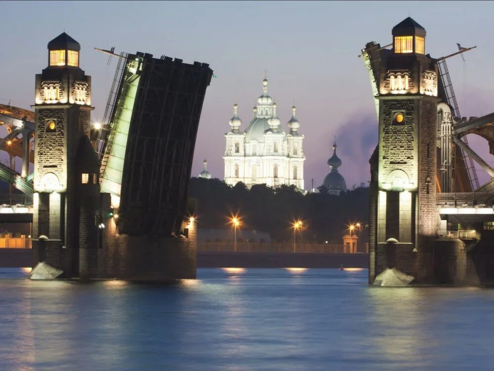 Большеохтинский мост вид на Смольный.