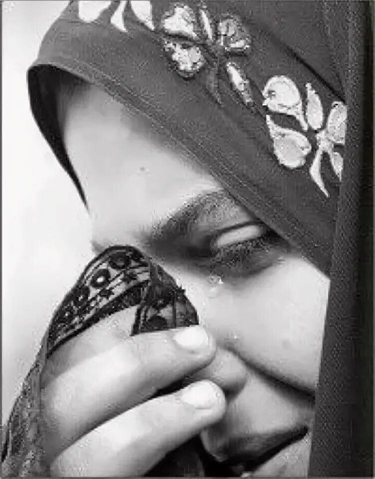 Исламский сонник плакать. Девушки плачет мусульман. Исламские картинки плачущие.