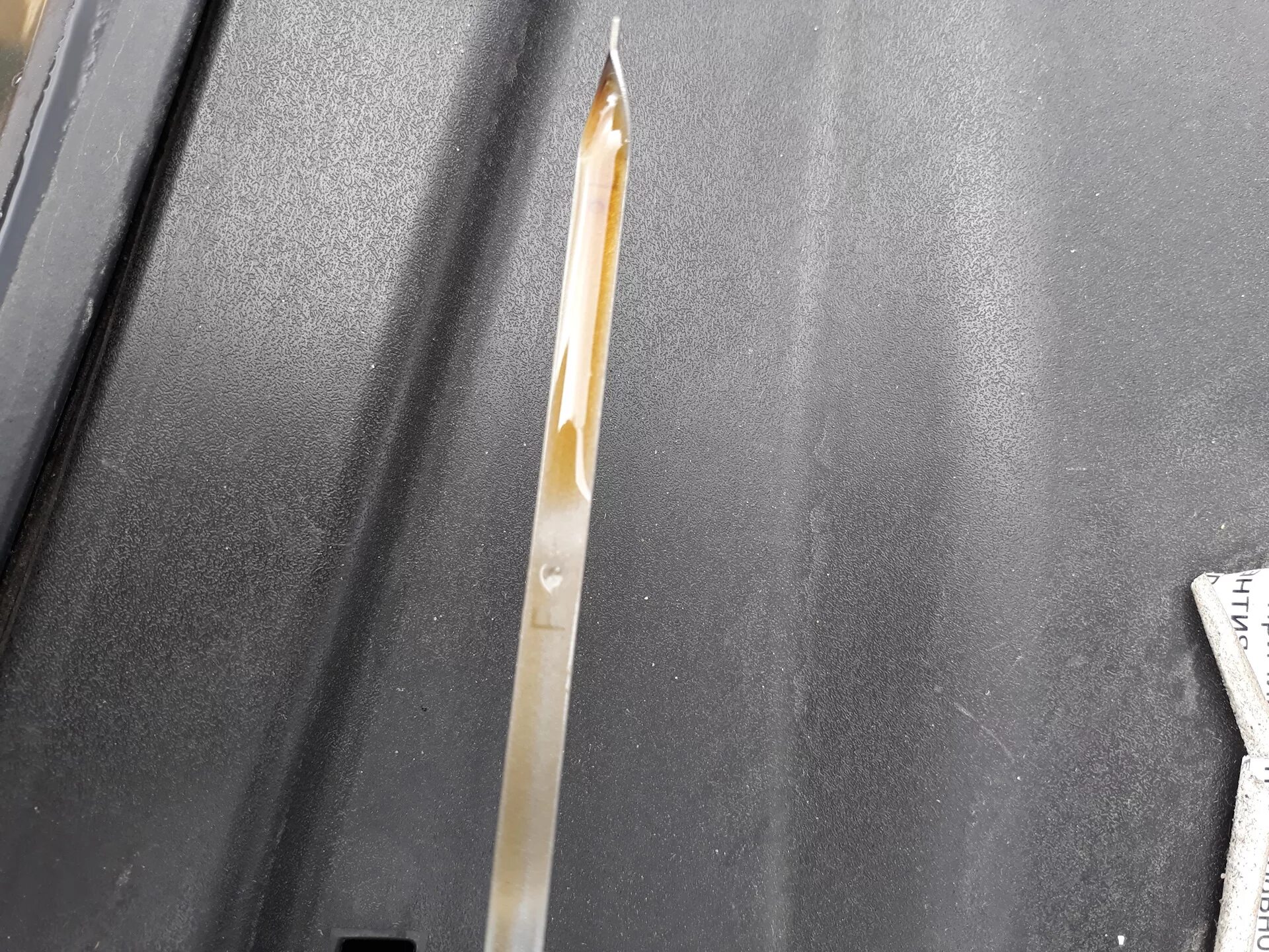 Уровень масла в двигателе солярис 1. 4. Уровень масла солярис 1. Масляный щуп хендай гетц. Уровень масла на щупе солярис 1.