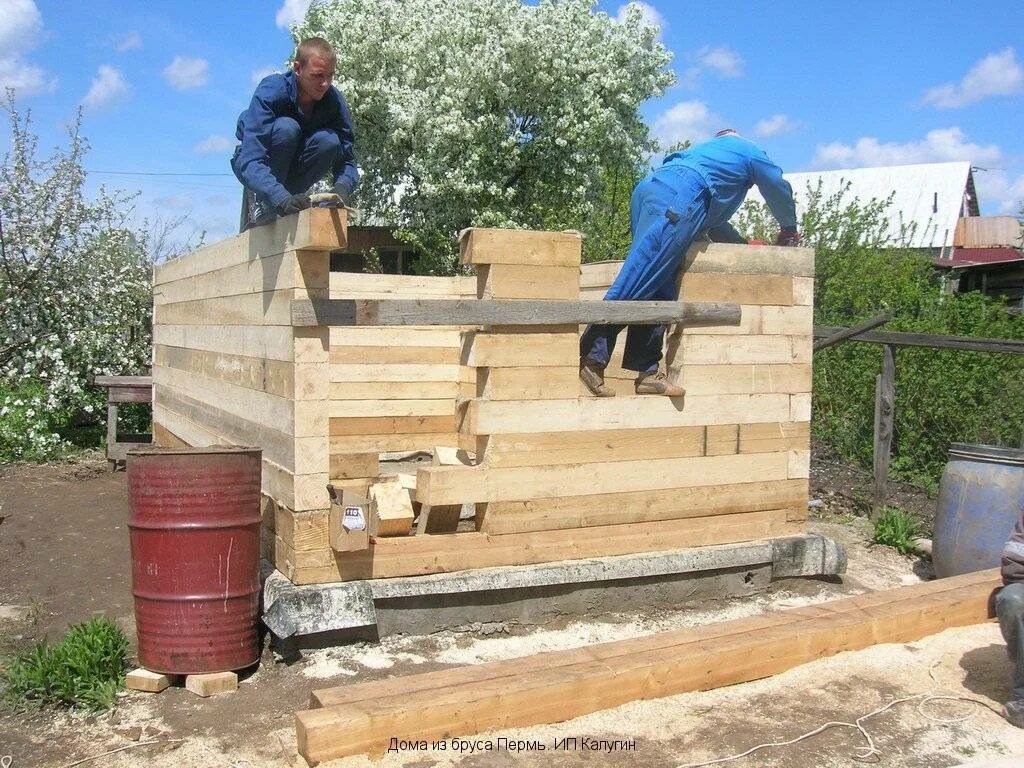 Сборка бани на участке. Постройка бани из бруса. Стройка бани из бруса. Баня из бруса своими руками. Сборка бани из бруса.