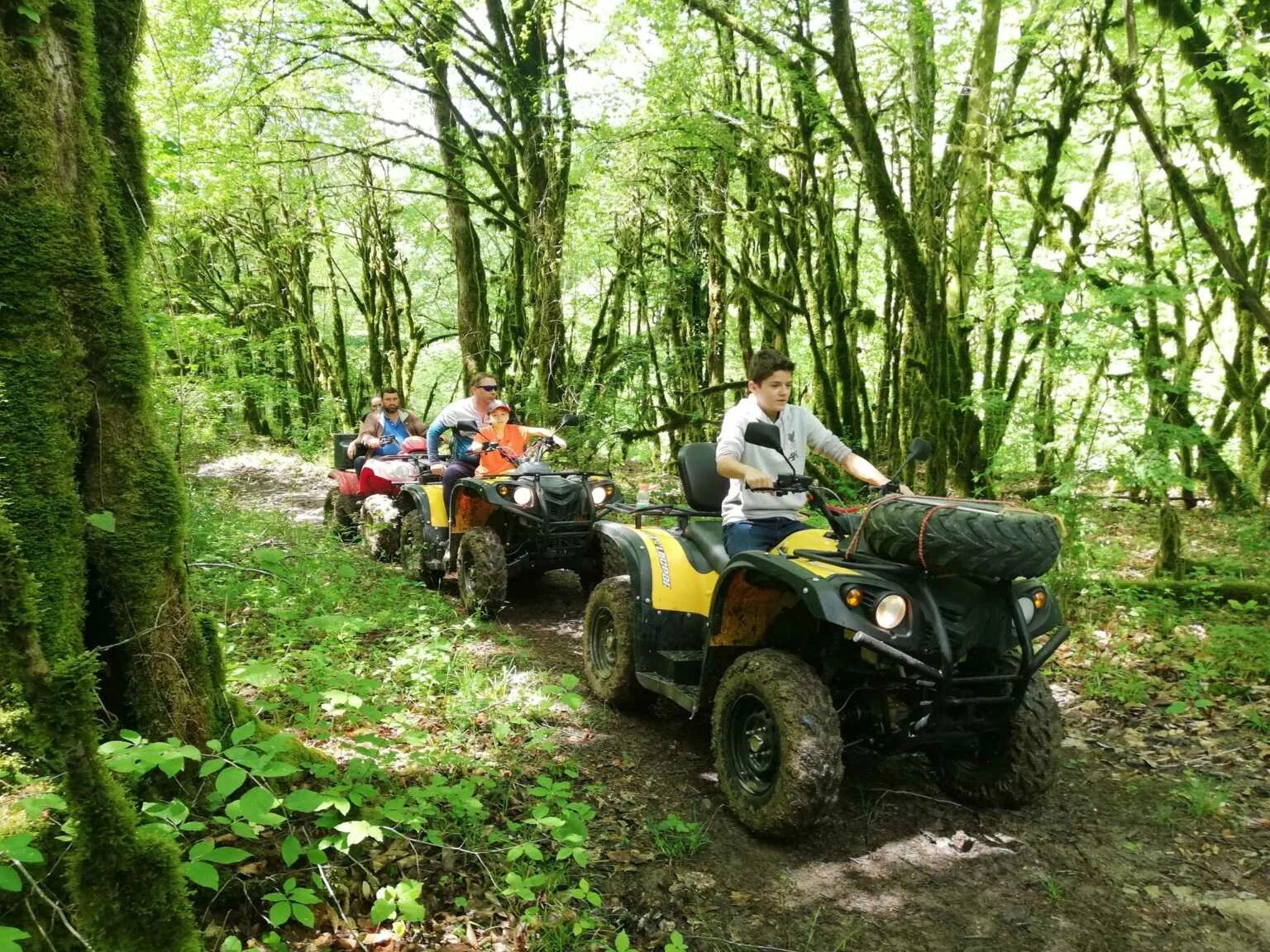 Квадроциклы джубга. Ук квадро. Тур на квадроциклах. Квадроцикл напрокат в сыктывкаре. Яхрома летом квадро.