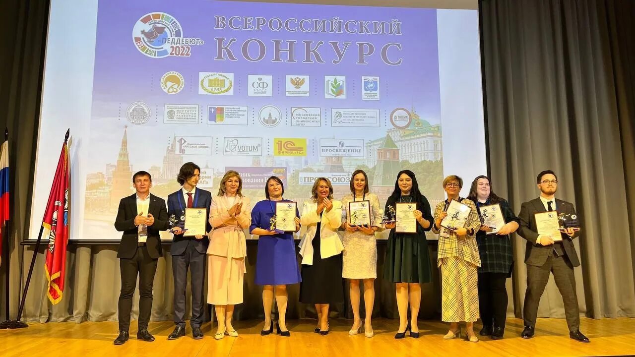 ноги воспитательницы детского сада.