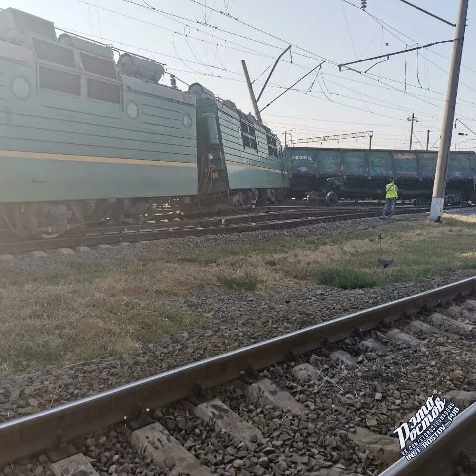 Поезд сальск петербург. Сход Локомотива в Батайске. Сход поезда Батайск. Сход вагонов на станции Тихорецкая Северо-кавказской ж.д. 26.11.2022. Сход поезда в Ростовской области.