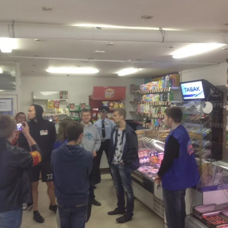 Вор алкоголь. Ночные алкогольные магазины. Пятерочка ночью. Наливайки сигареты сыктывкар. Ночной магазин алкоголя.