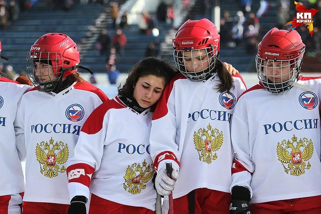 Хоккей среди девушек. Хоккей с мячом сборная России. Хоккей с мячом девушки. Хоккей с мячом Иркутск. Иркутск женская хоккейная команда рекорд.