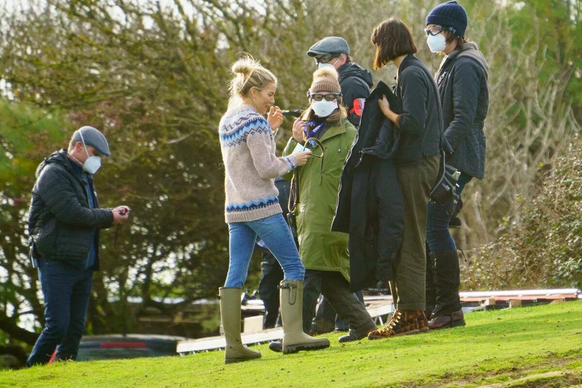 Скандал сиенна. Сиенна миллер анатомия скандала. Скандал сиенна. Сиенна миллер 209. Наоми скотт anatomy of a scandal.