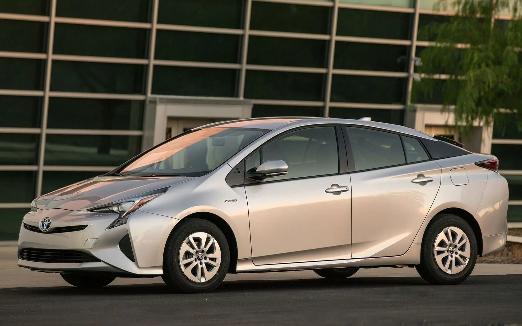 Гибрид в кузове. Toyota Prius Hybrid 2016. Тойота Приус гибрид 2016. Toyota Prius 2015 Hybrid. Тойота Приус гибрид 50.