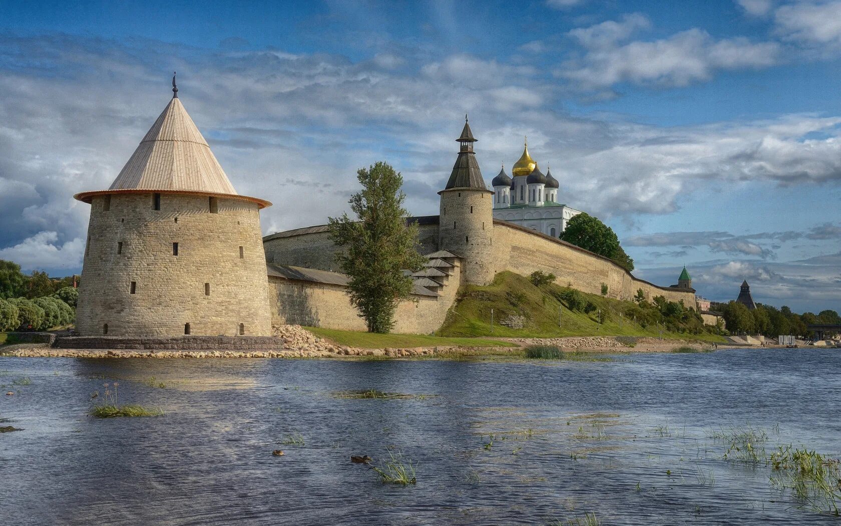 Псков крепость. Псковский кремль кром. Псковский кремль псков. Псков. Псков улица кремль 7 башня.