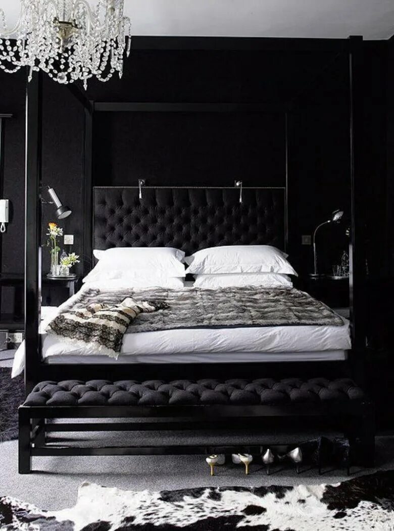 Спальня в темном цвете. Комната в стиле тотал Блэк 9квт. Тотал Блэк спальня. Спальня в стиле тотал тотал Блэк. Черная спальня.
