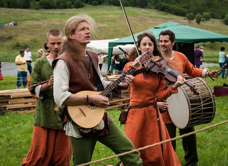 Фолк-рок группа «gilead». Группа музыкантов фолк рок групп. Летеница группа. Современный фолк. Одежда в стиле фолк рок.