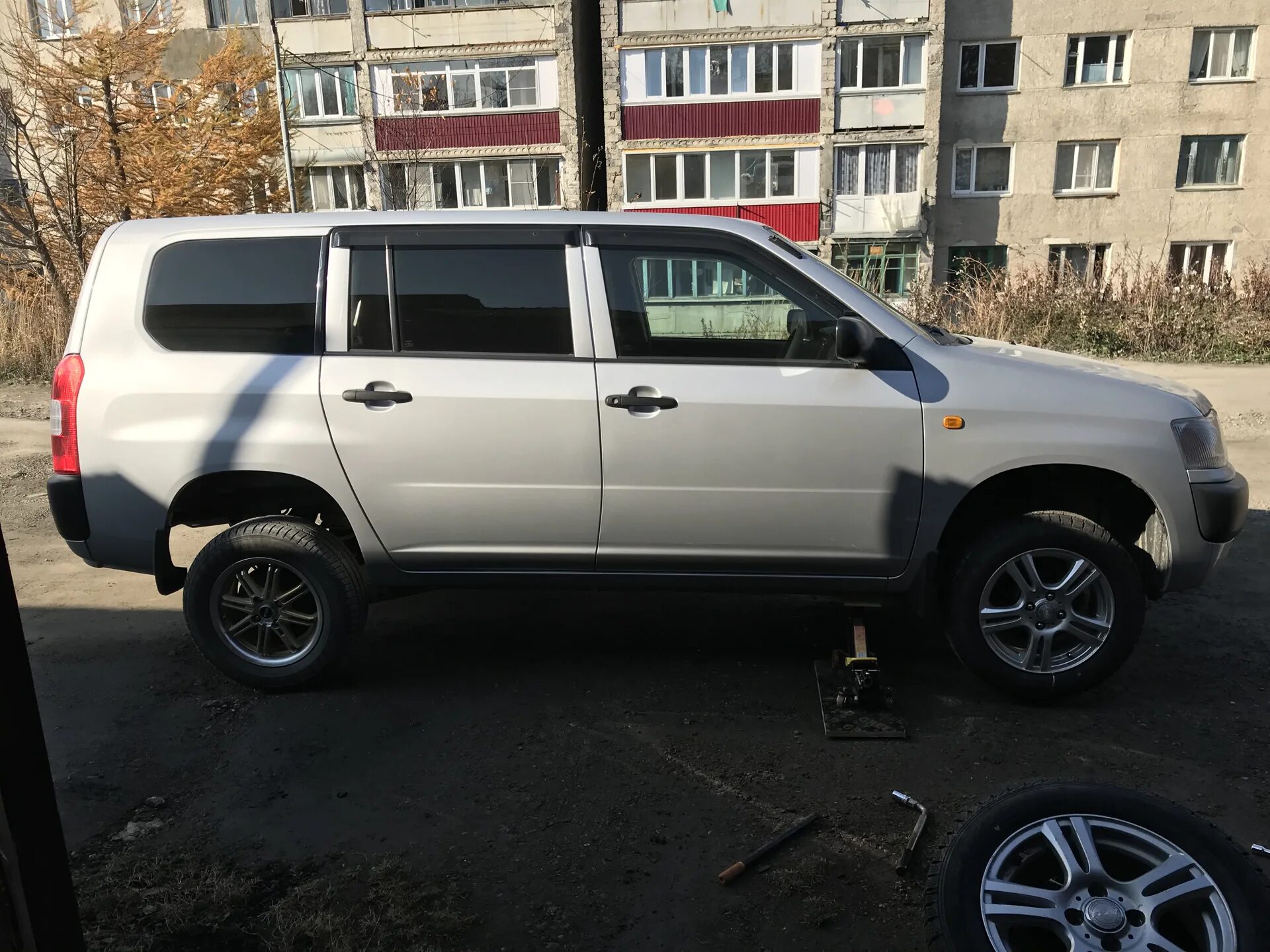 Тойота саксид 16 диски. Тойота пробокс литье на 16. Пробокс на больших колесах. Toyota probox 2002. Резина на тойота пробокс.