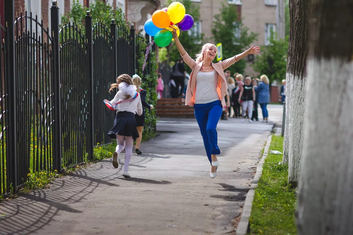 Когда уходят на летние каникулы. Летние каникулы. Фотосессия ура каникулы. Учитель летом. Дети радуются каникулам.