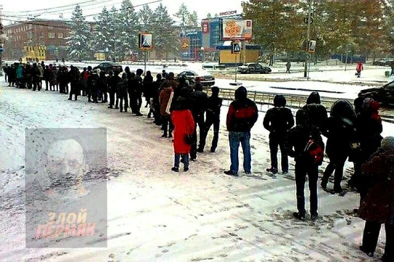 Очередь на остановке. Очередь на остановку в Москве. Осередь на остановке. Очередь на маршрутку в Москве. Очередь остановились