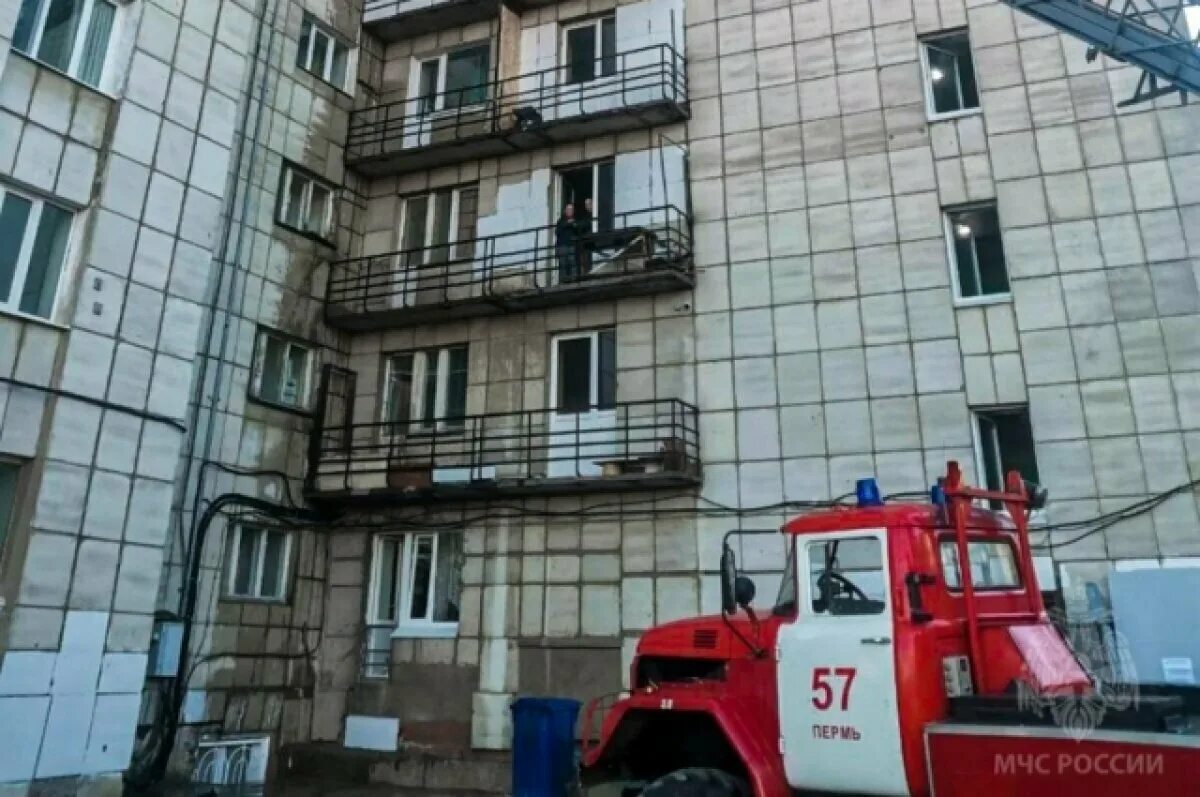 Пожар на улице черняховского в москве. Пожар в перми. общежитие. пожарные. пермская улица пожар.