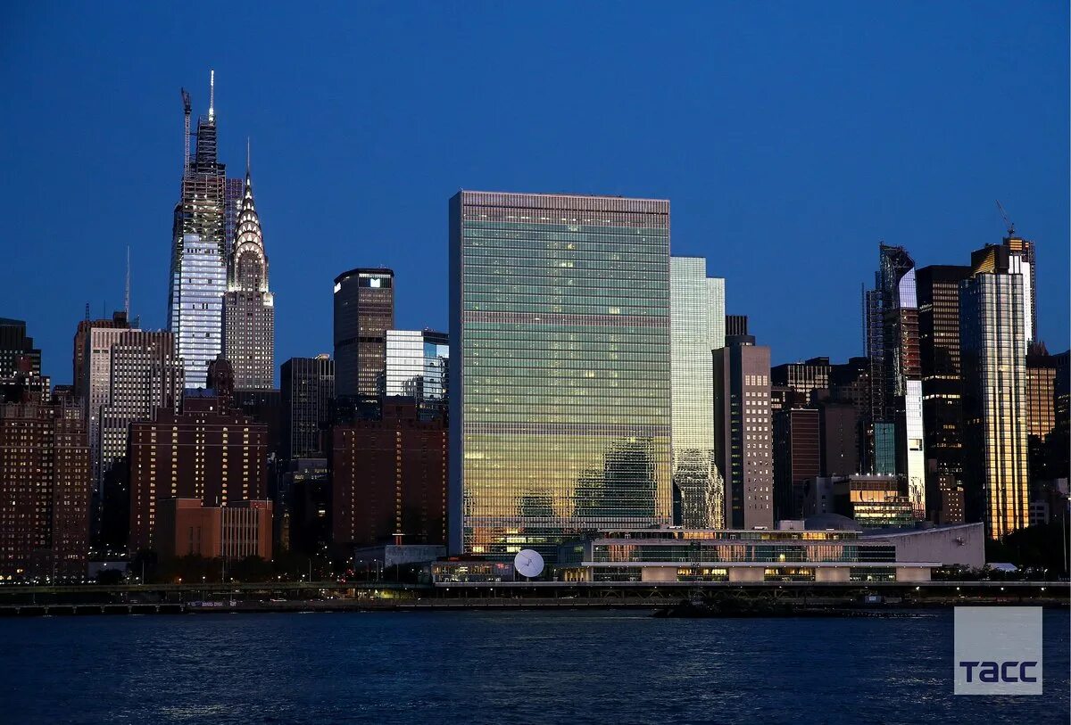 Оон какой город. Штаб-квартира ООН В Нью-Йорке. Здание ООН В Нью-Йорке. Здание ООН (организации Объединённых наций) в Нью-Йорке. Нью Йорк штаб-квартира ООН,Гарлем.