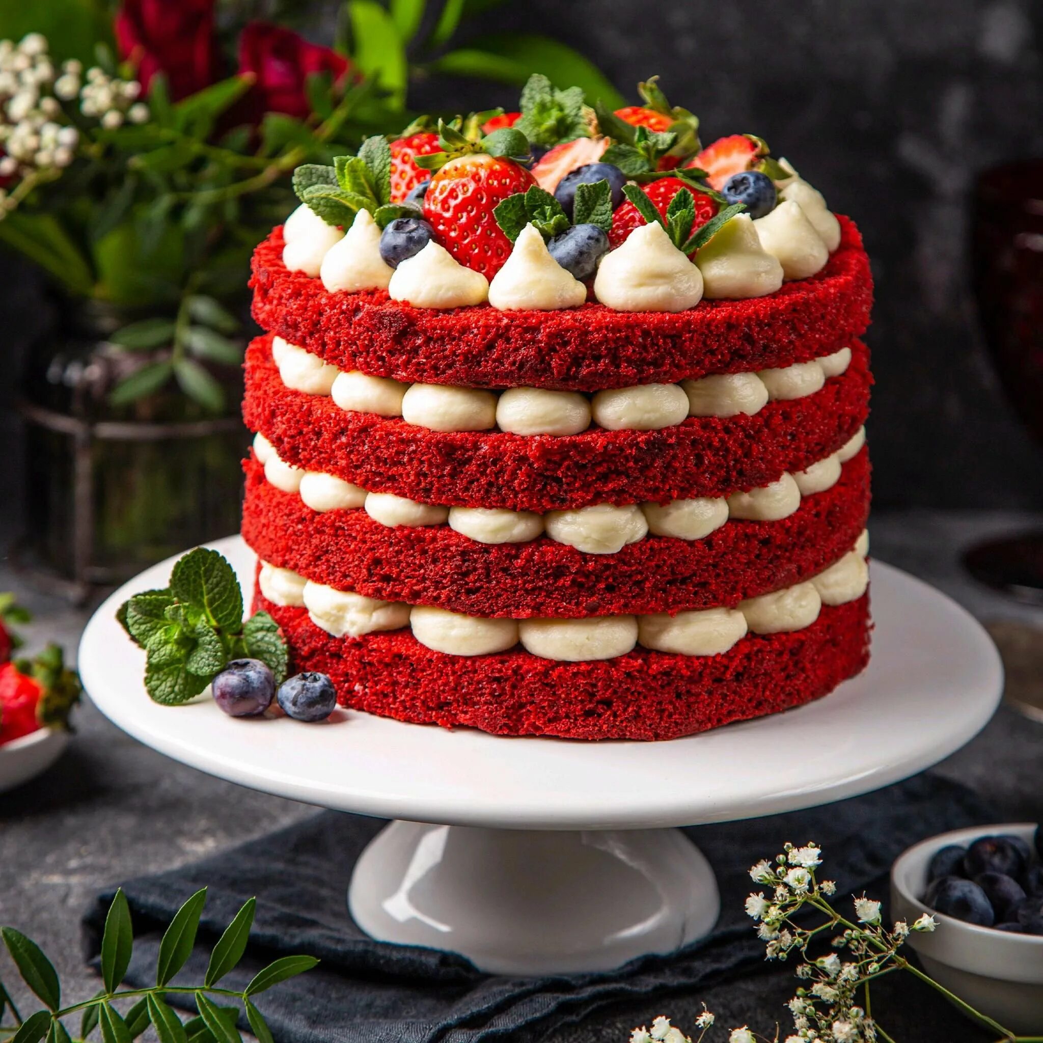 Красная кулинария. Торта "красный бархат" (Red Velvet).. Red Velvet торт. Красный бархат с кремом чиз. Декор торта красный бархат.