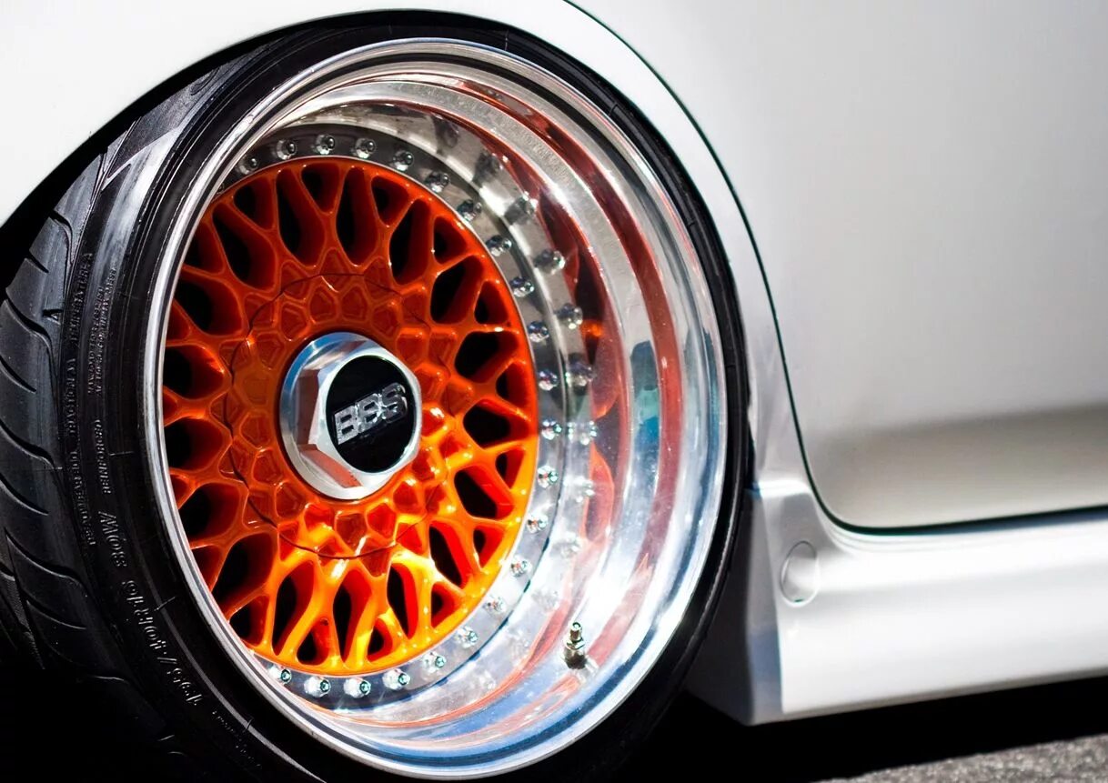 Меняет колесо. I people wheels. Колесо мчится по дороге. I people wheels. Колесо автомобиля.
