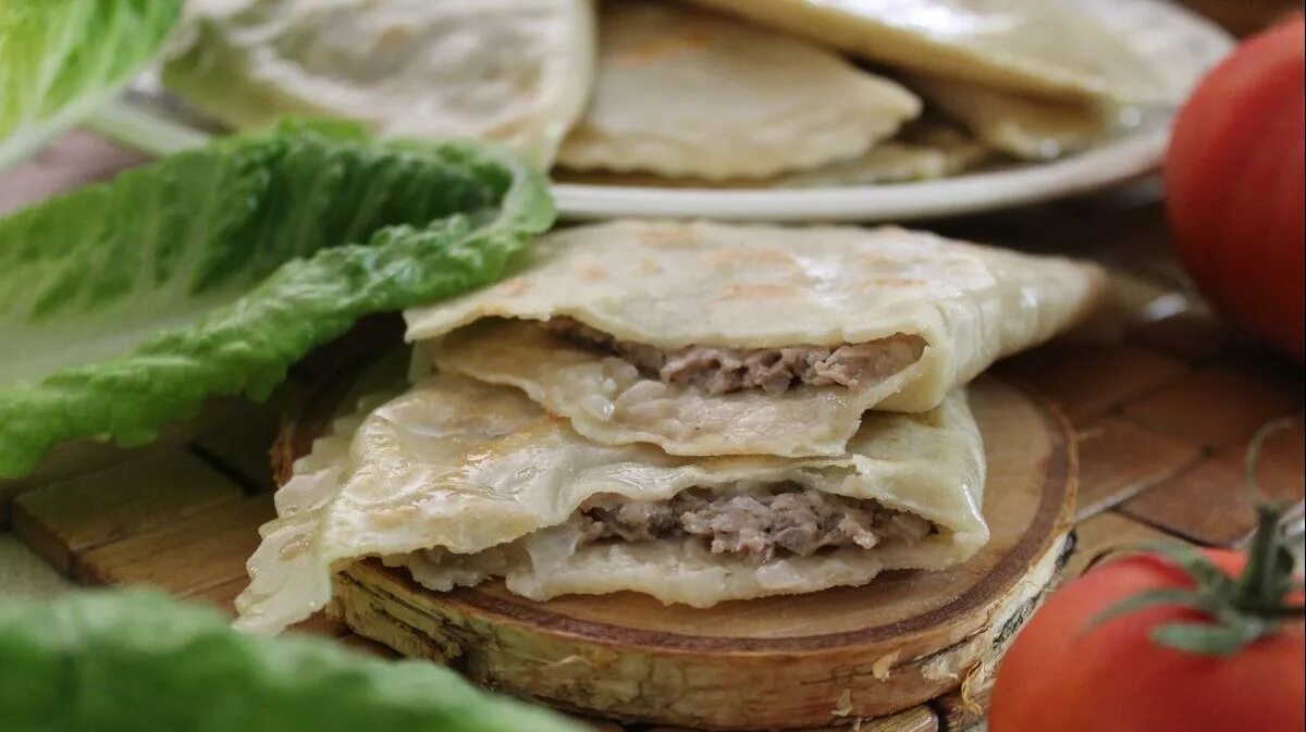 Чуду с мясом рецепт дагестанское. Чуду по дагестански с зеленью. чуду с мясом. чуду по дагестански с мясом. лепешки из теста на сковороде.