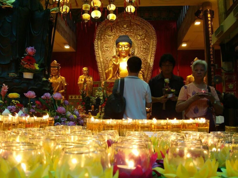 Праздники будды. Буддийский праздник весак. Праздник весак в буддизме. Весак в Сингапуре. Буддийский весак в Сингапуре.