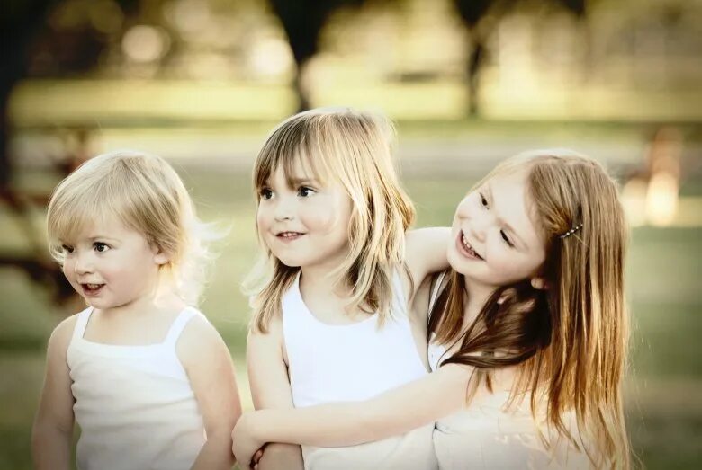 Дружба мальчика и девочки. Дети в школе. Дети мирятся в детском саду. Девочки в школе. Детям о дружбе.