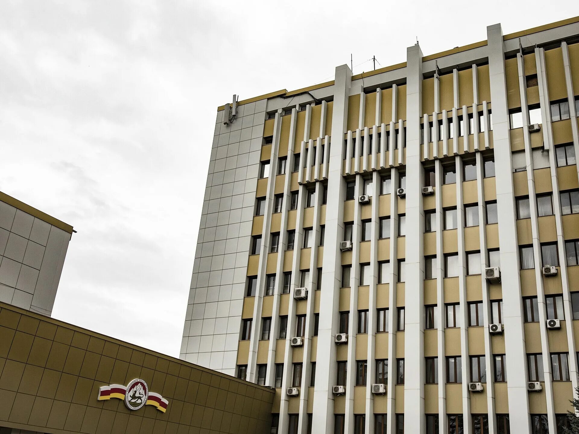 Администрация президента рюо. Мид южной осетии здание. Мид южной осетии здание. Кабмин южной осетии. Администрация президента южной осетии.