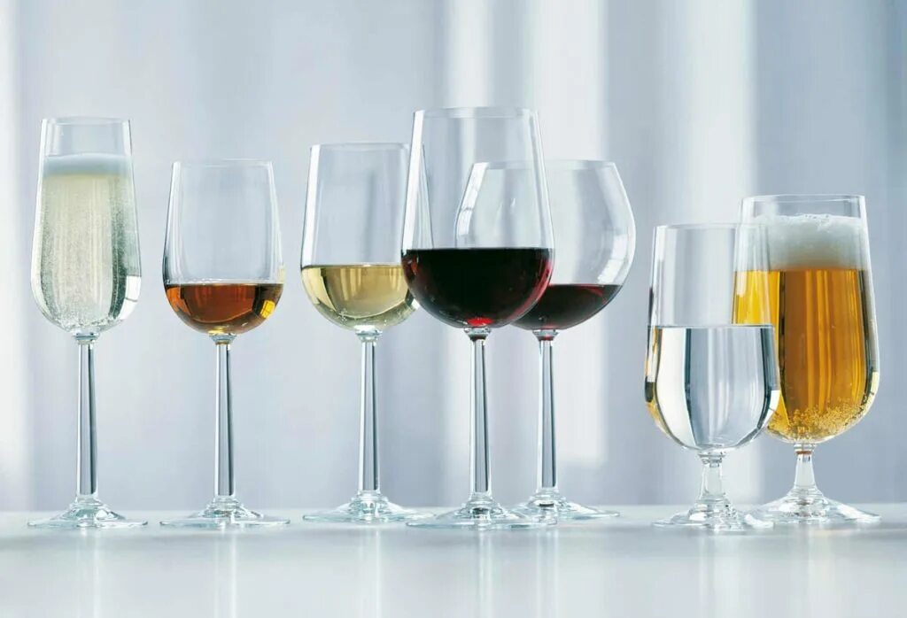 Бокалы для вина отличия. Белое вино в бокале. Бокалы для белого вина. Фужеры для вина. Современные бокалы для вина.