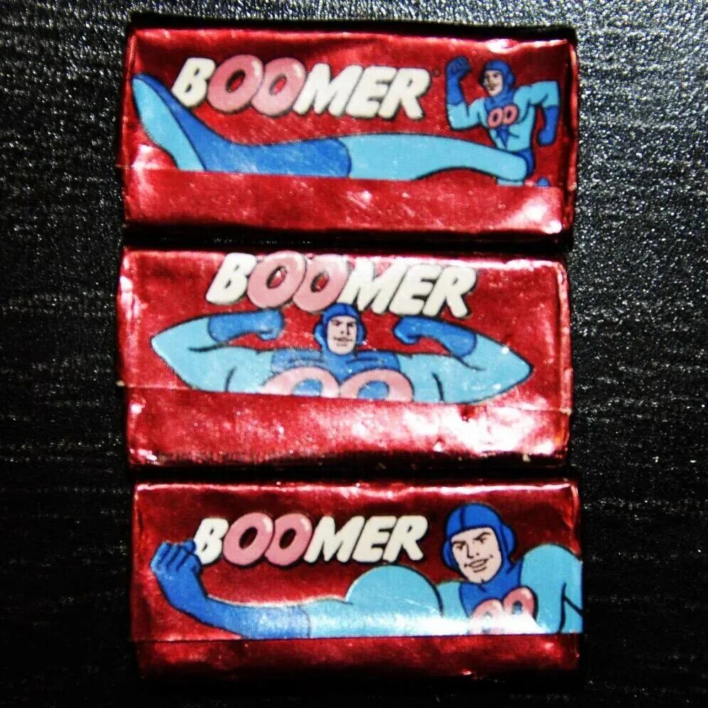 Жвачка персонаж. Жвачка Boomer 2000. Жвачка из 90-х Boomer. Жевательная резинка в пластинках 90 годов. Бумер жевательная резинка.