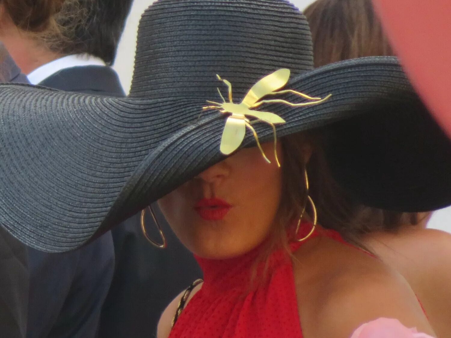 Танец шляпки. Шляпка для танцевального. "всё дело в шляпке". Майкл джексон dangerous танец. Девушка в красном платье и шляпкой с перьями.