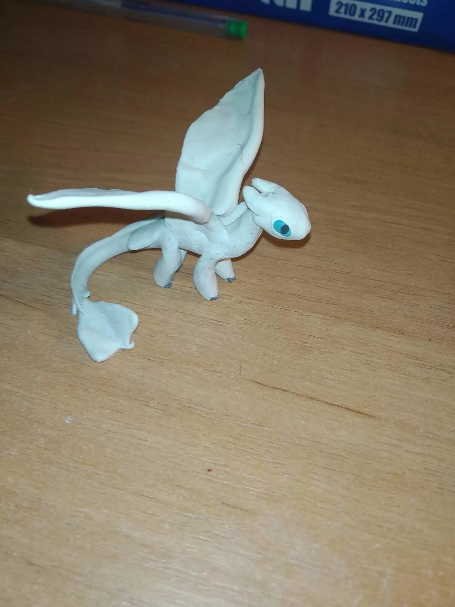 Дневная фурия из глины. Беззубик пластилин. Ночная фуриияиз пластилина. Белая фурия из пластилина. Дневная фурия брошь.