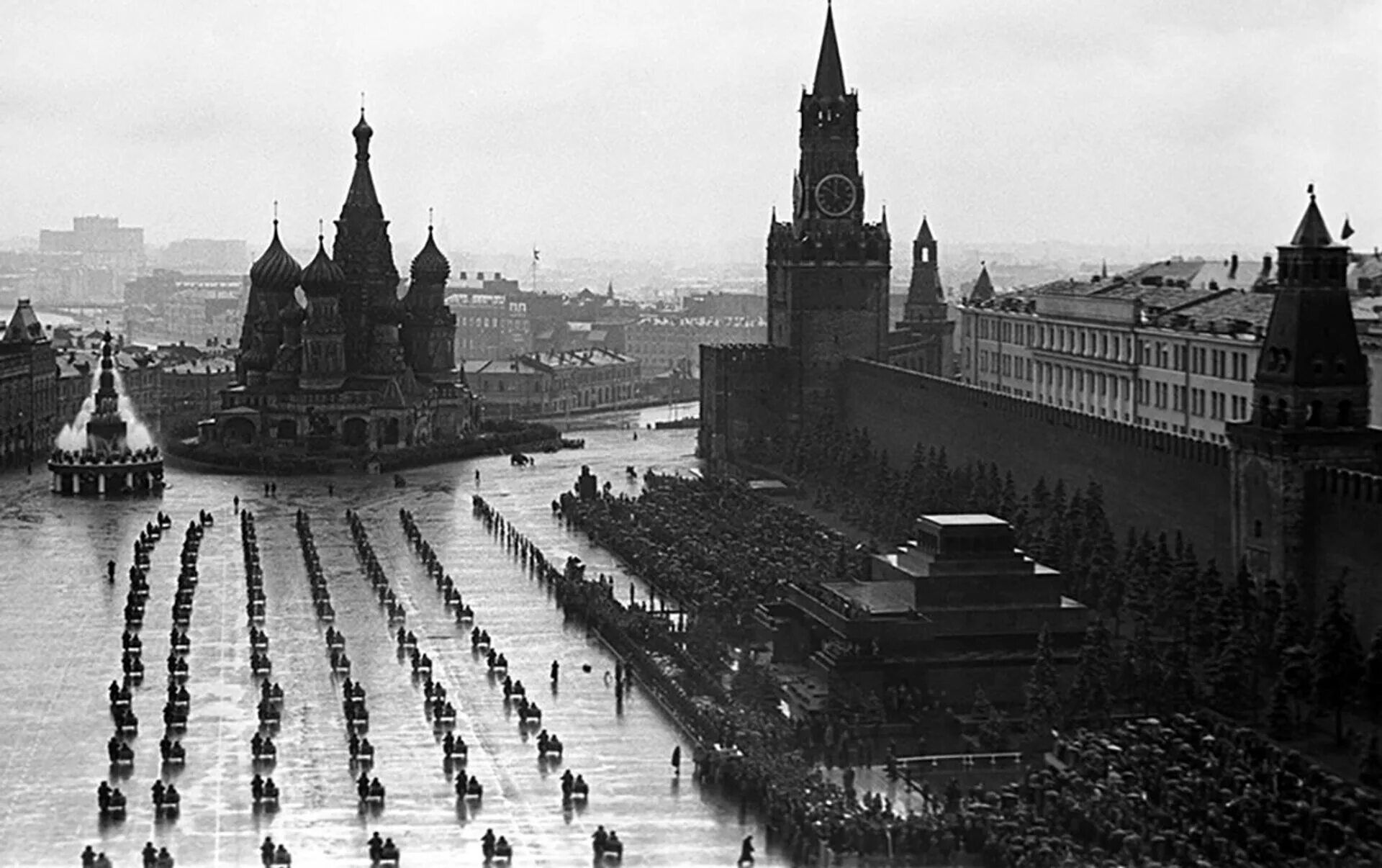 Парад победы 1945 дата. Парад Победы 24 июня 1945. Парад Победы 1945 года на красной площади в Москве. Парад 24 июня 1945 года в Москве на красной площади. Парад Победы 9 мая 1945 года на красной площади в Москве.