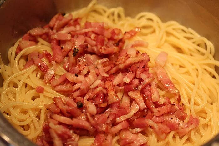 Паста с грудинкой. Паста с шафраном. Паста с тунцом и брокколи. Паста карбонара. Паста карбонара классический.