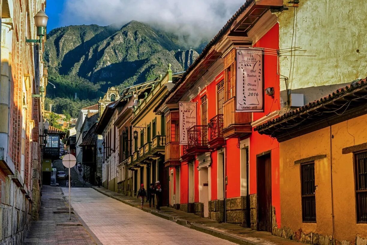La Candelaria Богота. Богота столица Колумбии. Санта Фе де Богота. Улочки Боготы Колумбия. Крупные города колумбии