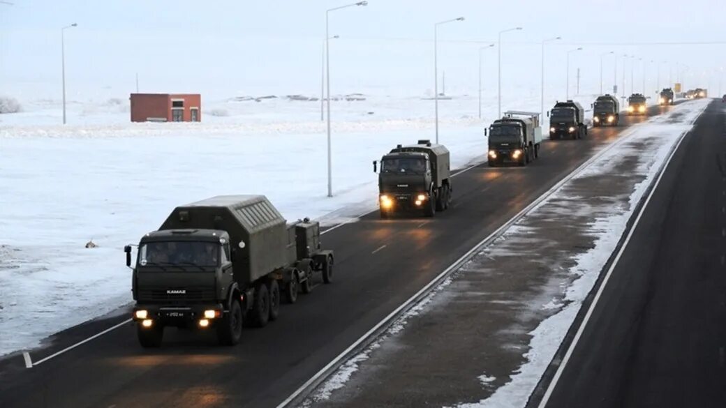 Военная автомобильная дорога. Военная колонна Барнаул. Колонна военной техники. Колонна военной техники движущейся по трассе. Колонна военной техники зимой.