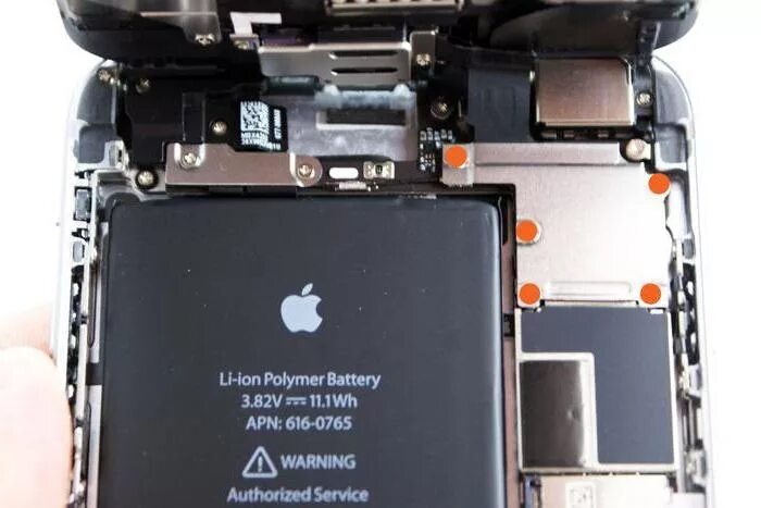 Айфон 6 не работает экран. Болты на шлейфе экрана iphone 6. шлейф экрана айфон 6 расположение. iphone 6 винты расположение экран. болтики на айфон 6 шлейф дисплея.