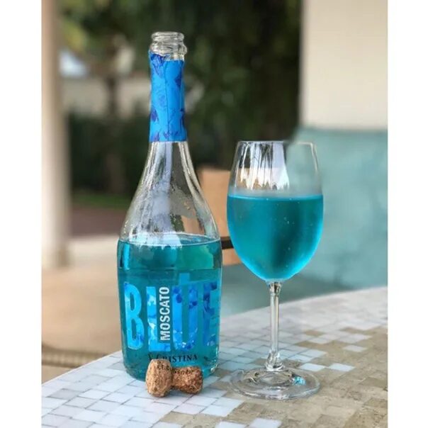 Platino Blue Moscato. Вино Блу игристое Блю. Винный напиток Avino Blue. Вино Blu Moscato Cristina. Голубое вино купить