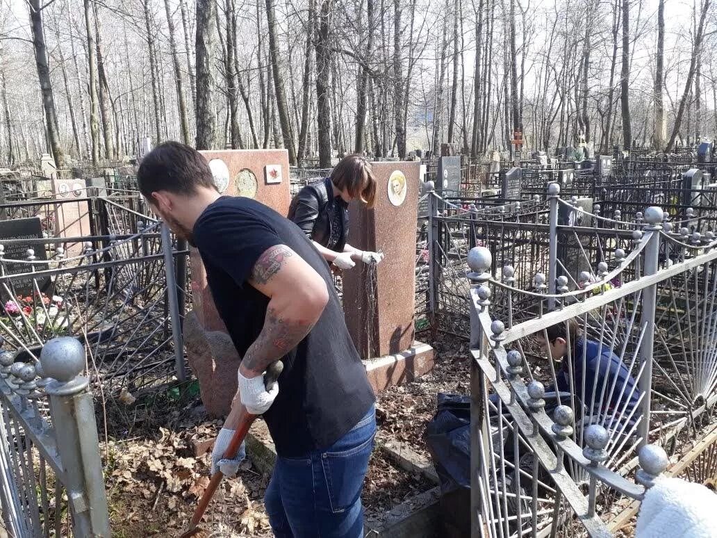 Заведующие кладбище. Новокировское кладбище омск. Начальник кладбища в камуфляже. Перловское кладбище москва. Заведующие кладбище.