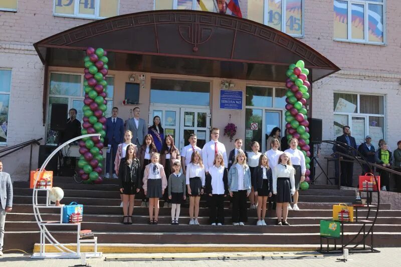 Клинцы 9. Последний звонок 3 школа клинцы 2025. последний звонок школа 9 клинцы фото. клинцы 3 школа последний звонок. последний звонок 2025 клинцы.