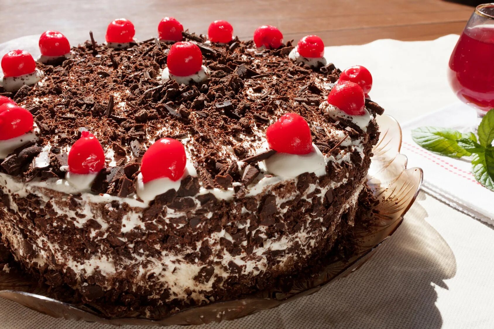 Торт "чёрный лес" (Black Forest Cake). Шварцвальд торт. Блэк Форест торт. Украшение торта черный лес. Торт черный лес классический с вишней рецепт