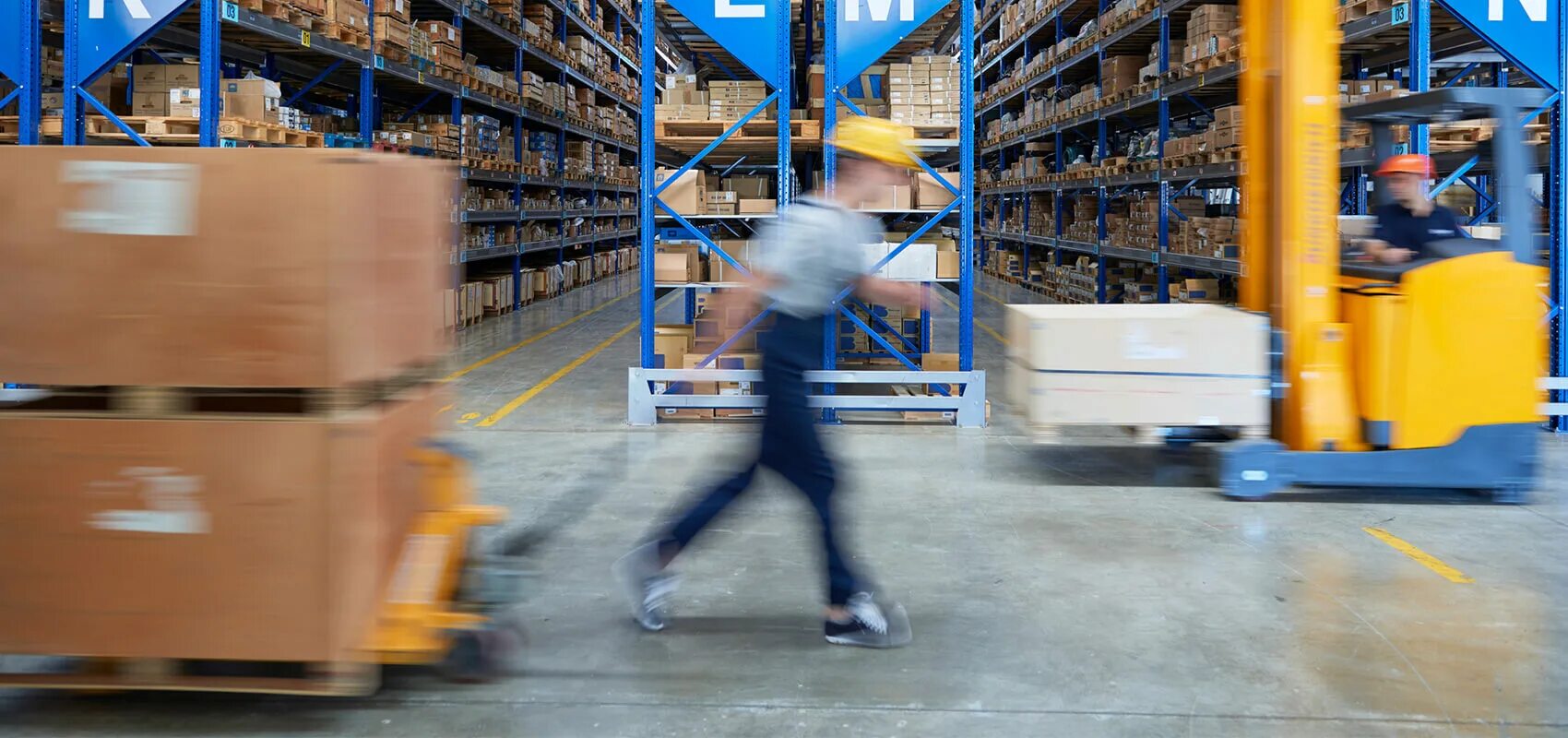 Трудолюбивая девушка в костюме. Handling operations. Handling operations. Anchor handling procedure. Handling operations.