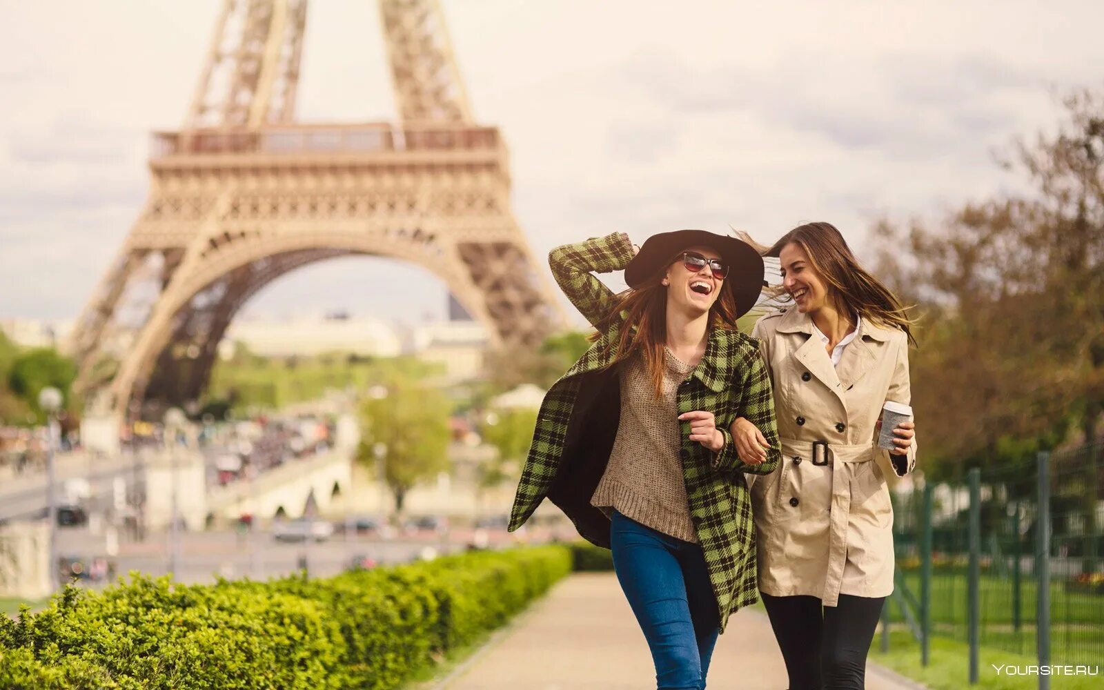 Франция изменилась. Париж прогулка. Подруги в Париже. Париж люди. Люди гуляют в Париже.