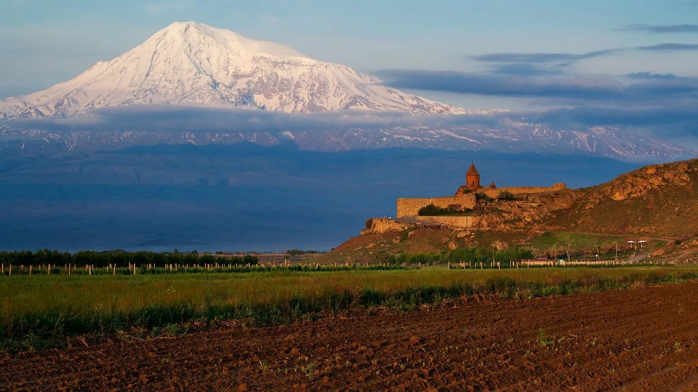 Гора арарат в армении или в турции. Хор Вирап Армения. Хор Вирап Арарат. Малый Арарат хор Вирап. Хор Вирап Армения Арарат.