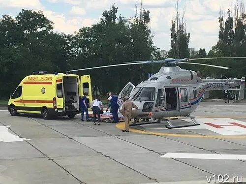 Волгоград раненые. Вертолет санавиации Новоаннинском. Вертолет Волгоград. Полет на вертолете Волгоград. Белый вертолет Волгоград.