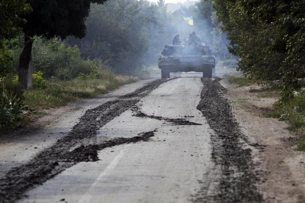 Армейская дорога. Дороги Донбасса. Дороги в Украине. Дорога на Донбасс. Танки на дороге.